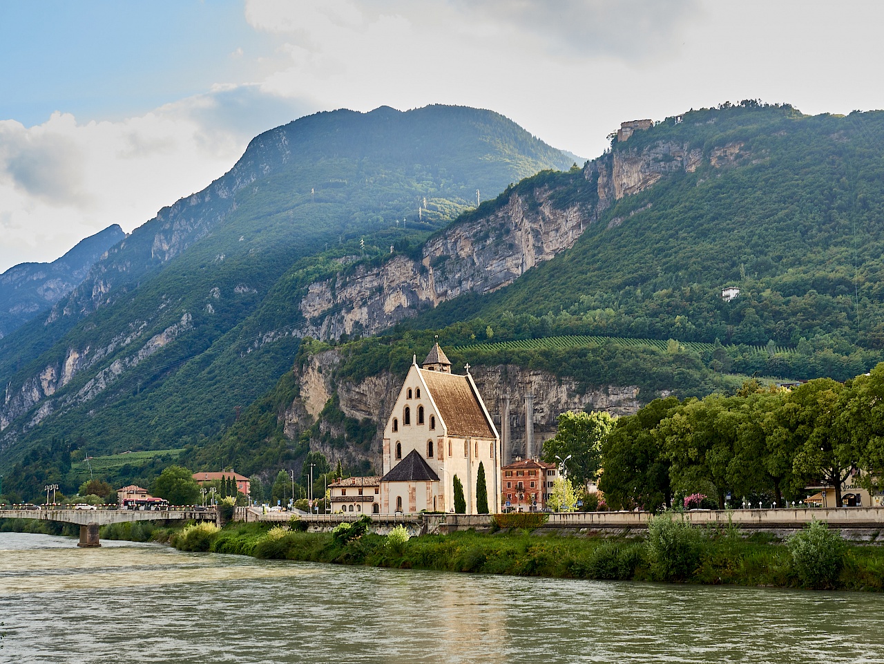 Die Kirche Sant' Apollinare an der San-Lorenzo-Brücke in Trient