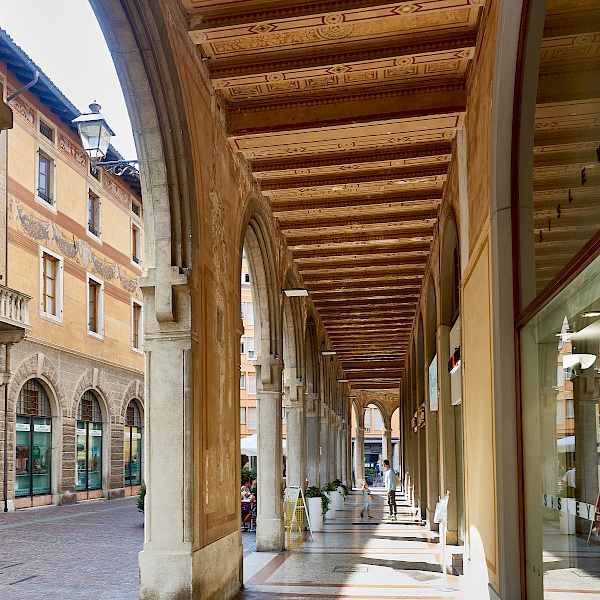 Spazieren unter den Arkaden von Rovereto