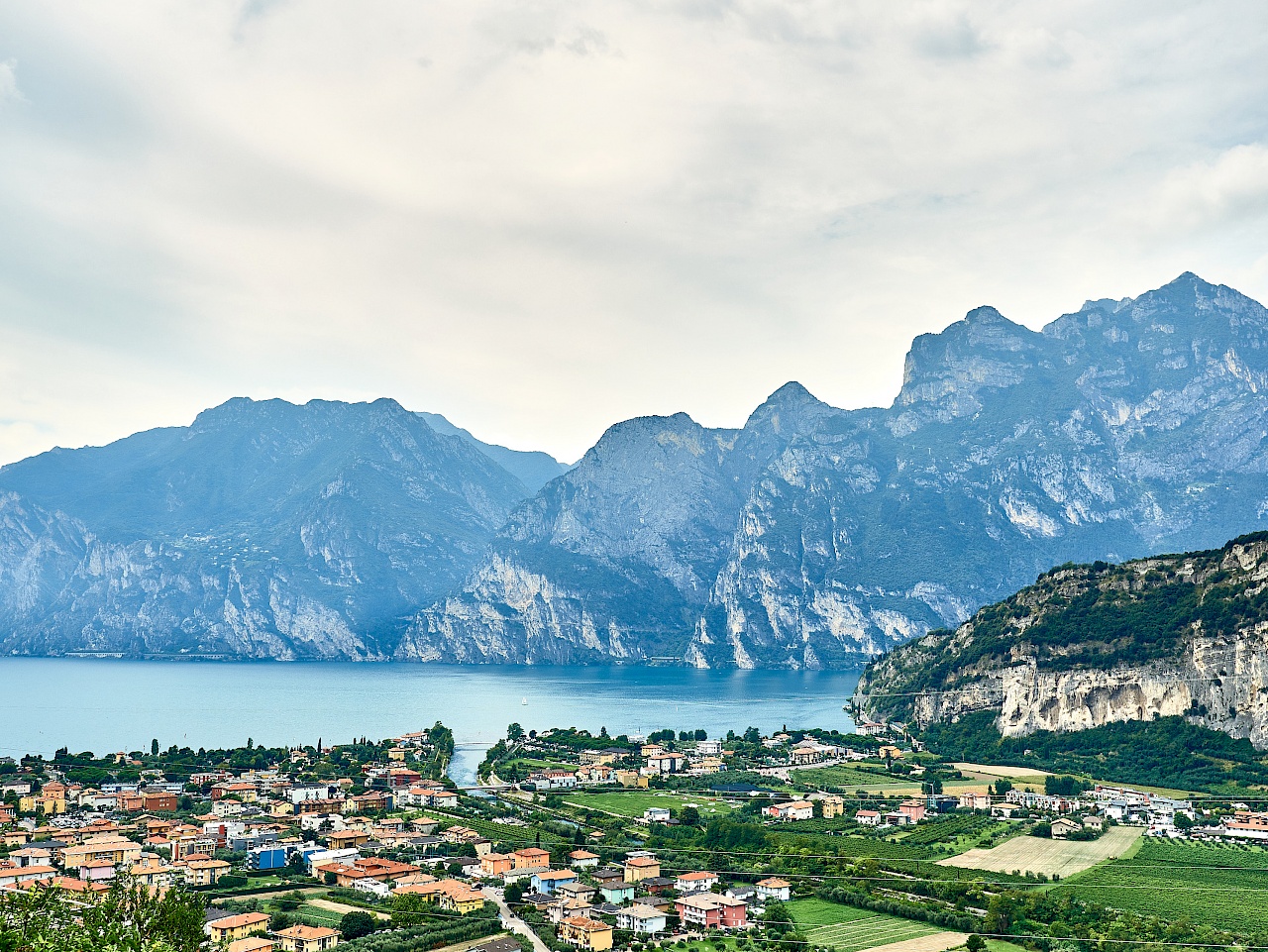 Fantastische Aussicht auf den Gardasee auf dem Radweg