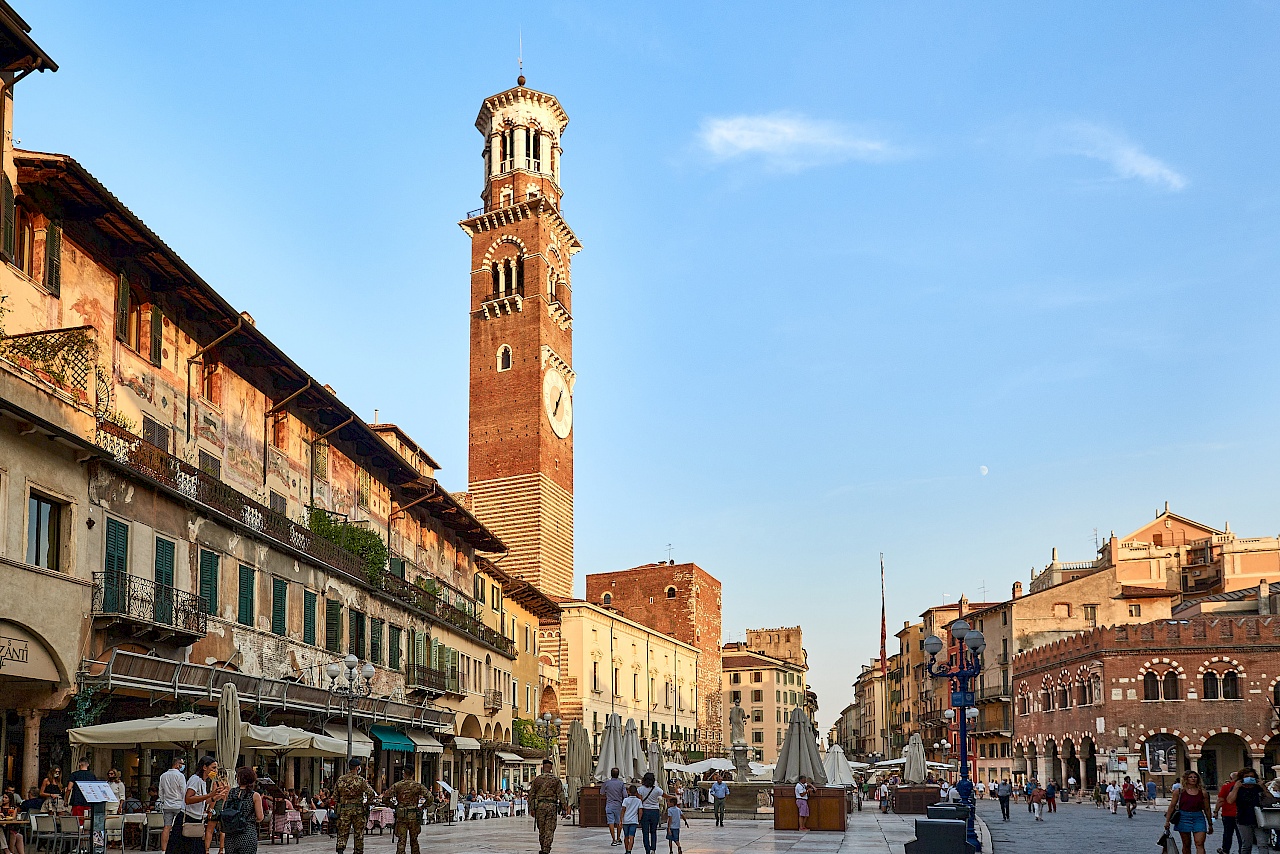 Die Piazza delle Erbe mit dem Torre dei Lamberti in Verona