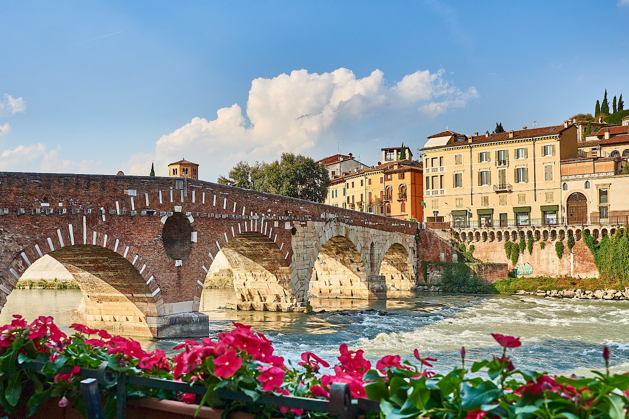 Wir genießen einen Aperitivo mit Blick auf die Ponte Pietra