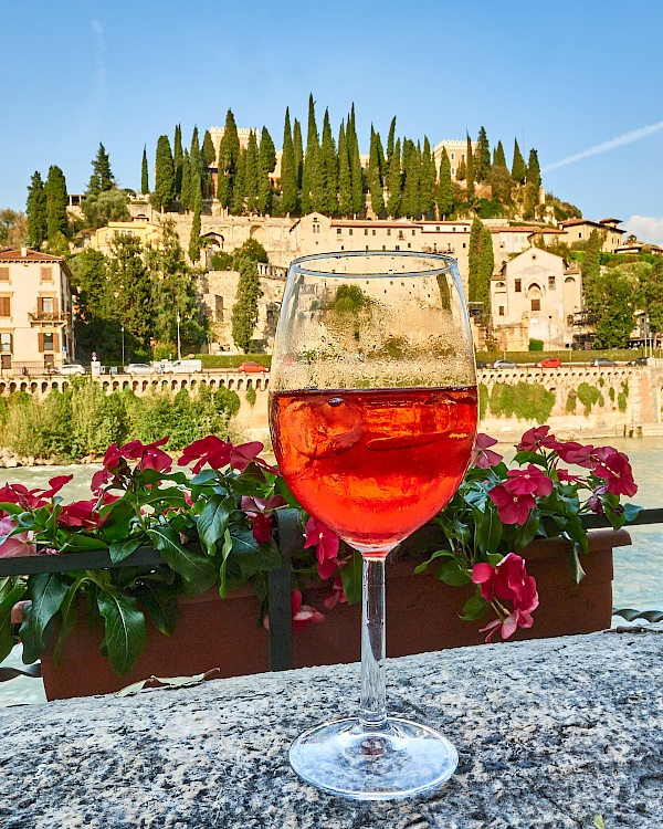 Wir genießen einen Aperitivo mit Blick auf die Ponte Pietra