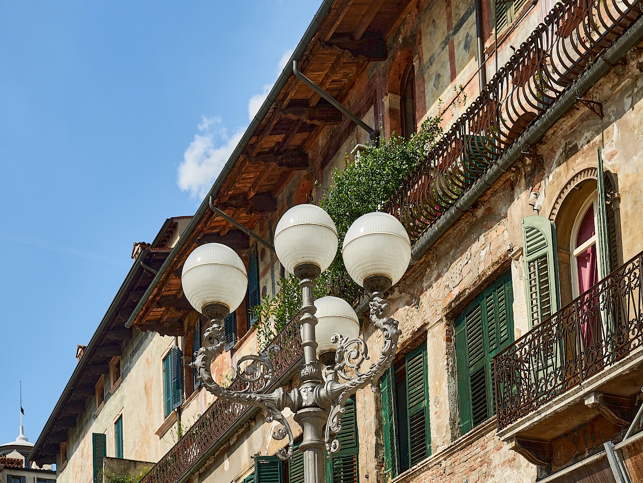 Die urigen Fassaden in Verona