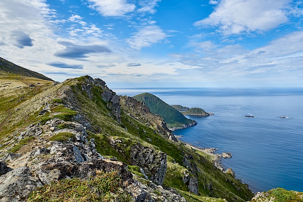 Wanderung entlang der Küste auf der Dronningruta in Norwegen