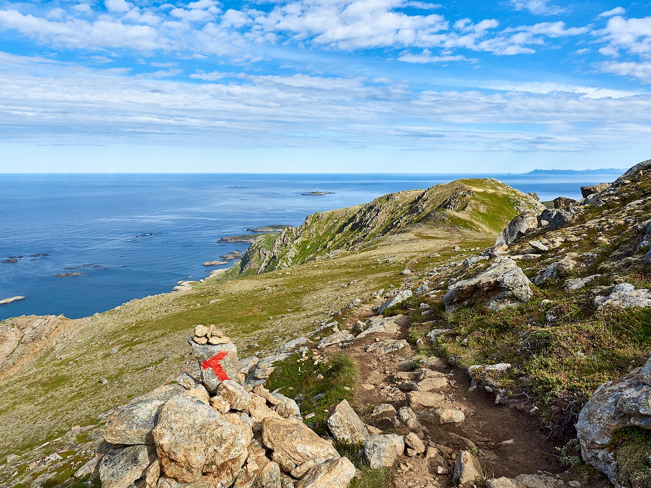 Das rote T - Wegweiser auf der Dronningruta in Norwegen