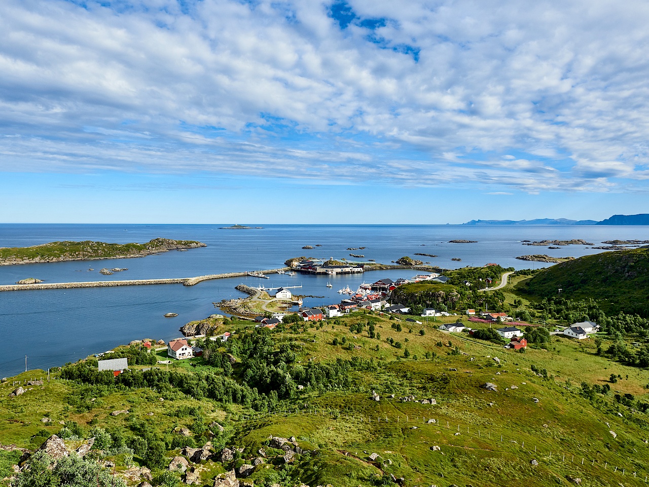 Aussicht auf Nyksund auf der Wanderung der Dronningruta in Norwegen