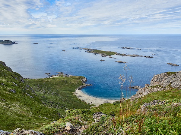 Blick auf den Strand und die Küste auf der Dronningruta in Norwegen