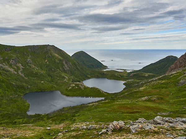 Wanderung vorbei an Bergseen auf der Dronningruta in Norwegen