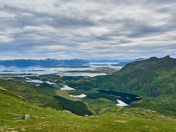 Wanderung vorbei an Bergseen auf der Dronningruta in Norwegen