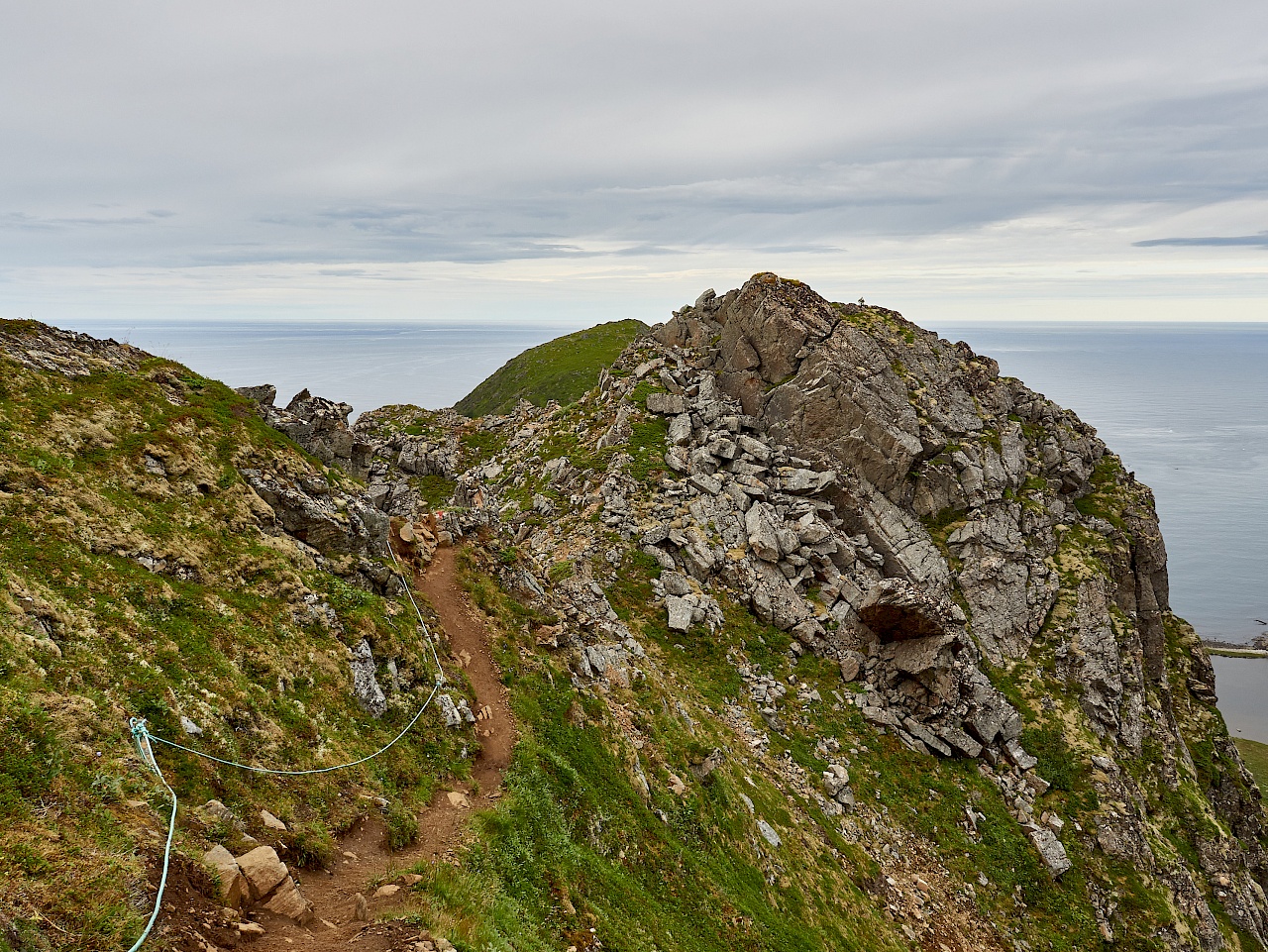 Gesicherter Kammweg auf der Dronningruta in Norwegen