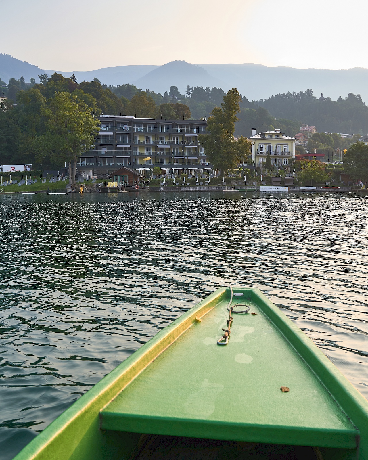 Mit dem Ruderboot bei Sonnenaufgang auf dem Millstättter See - Blick auf die Villa Postillion.