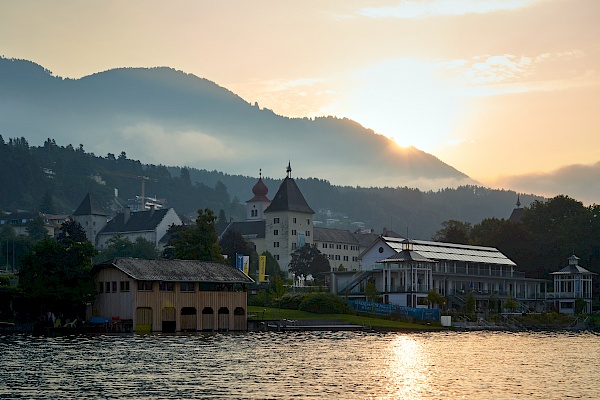 Mit dem Ruderboot bei Sonnenaufgang auf dem Millstättter See - Blick auf das Badehaus.