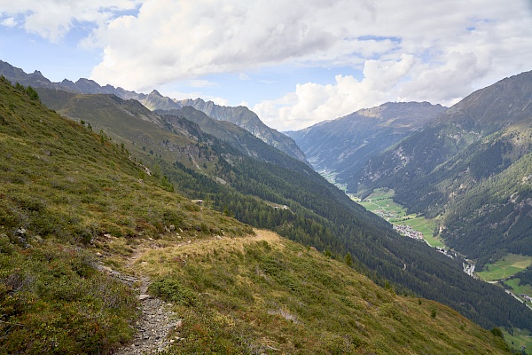 Blick auf das Pitztal und den Almenweg