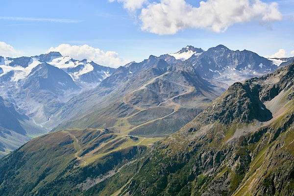 Blick auf die Bergstation Rifflsee im Pitztal - ganz klein lässt sich auch der Rifflsee erkennen