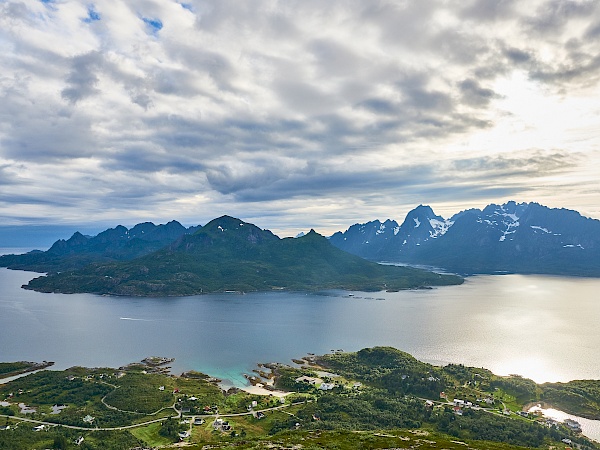 Fantastische Aussicht auf die Bergwelt der Lofoten vom Digermulkollen