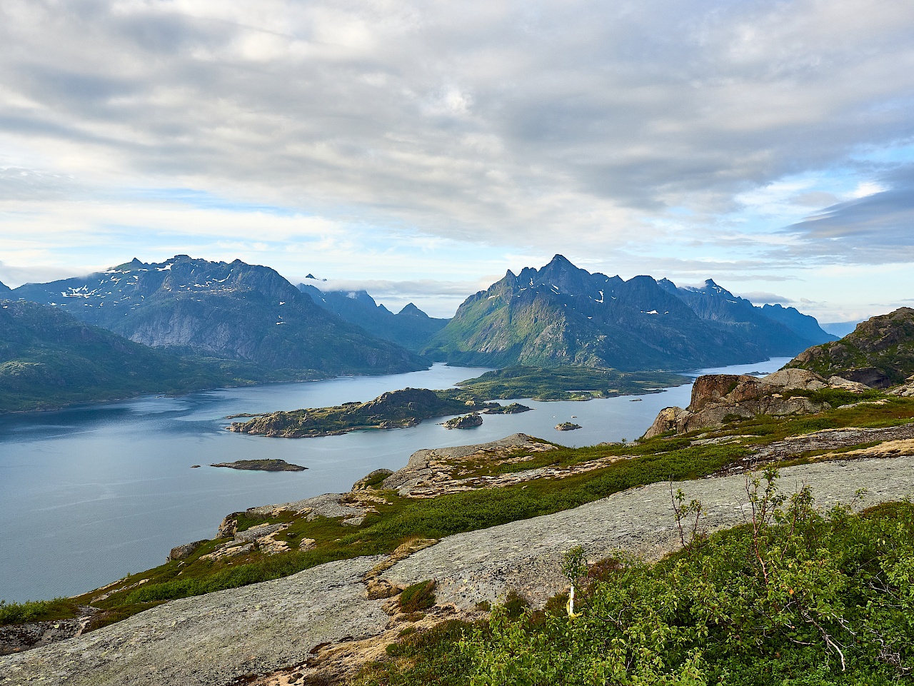 Fantastische Aussicht auf die Bergwelt der Lofoten vom Digermulkollen