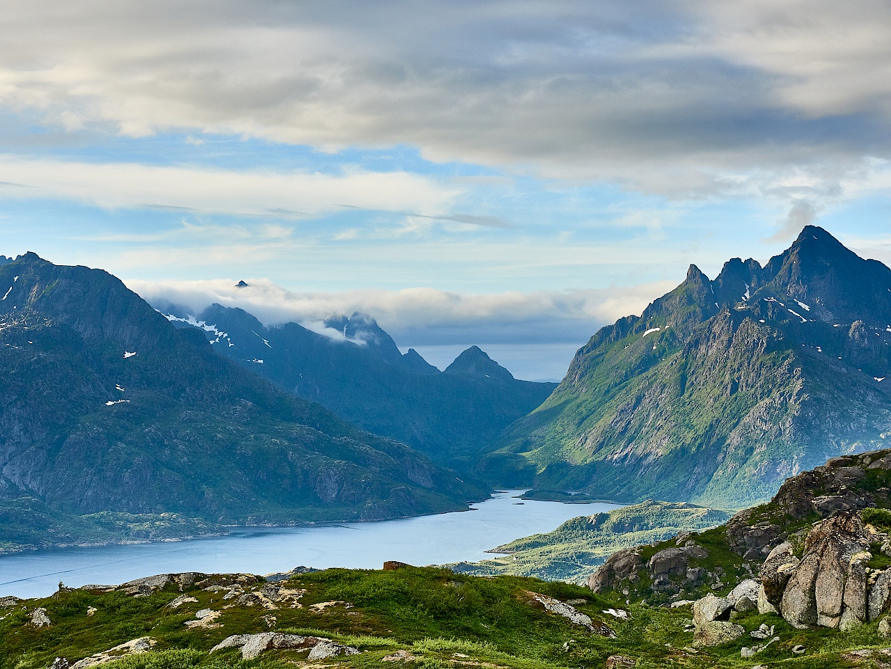 Fantastische Aussicht auf die Bergwelt der Lofoten vom Digermulkollen