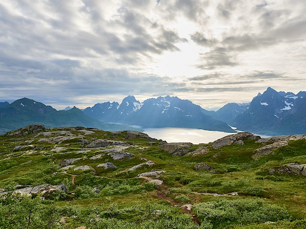 Fantastische Aussicht auf die Bergwelt der Lofoten vom Digermulkollen