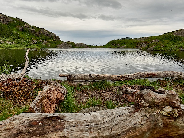 Vorbei wandern am See Digermulvatnet