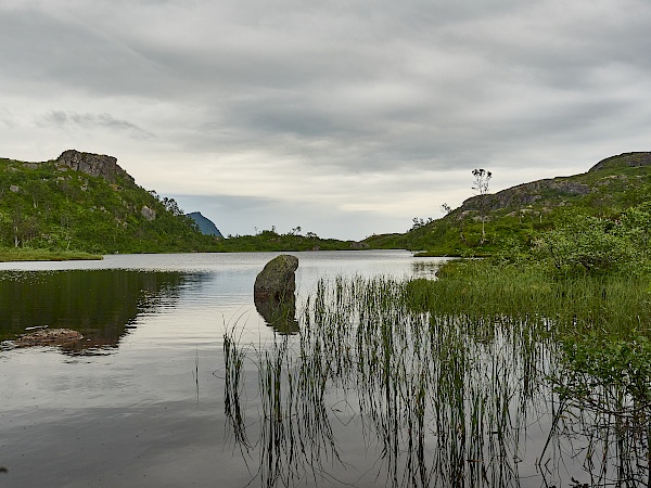 Vorbei wandern am See Digermulvatnet