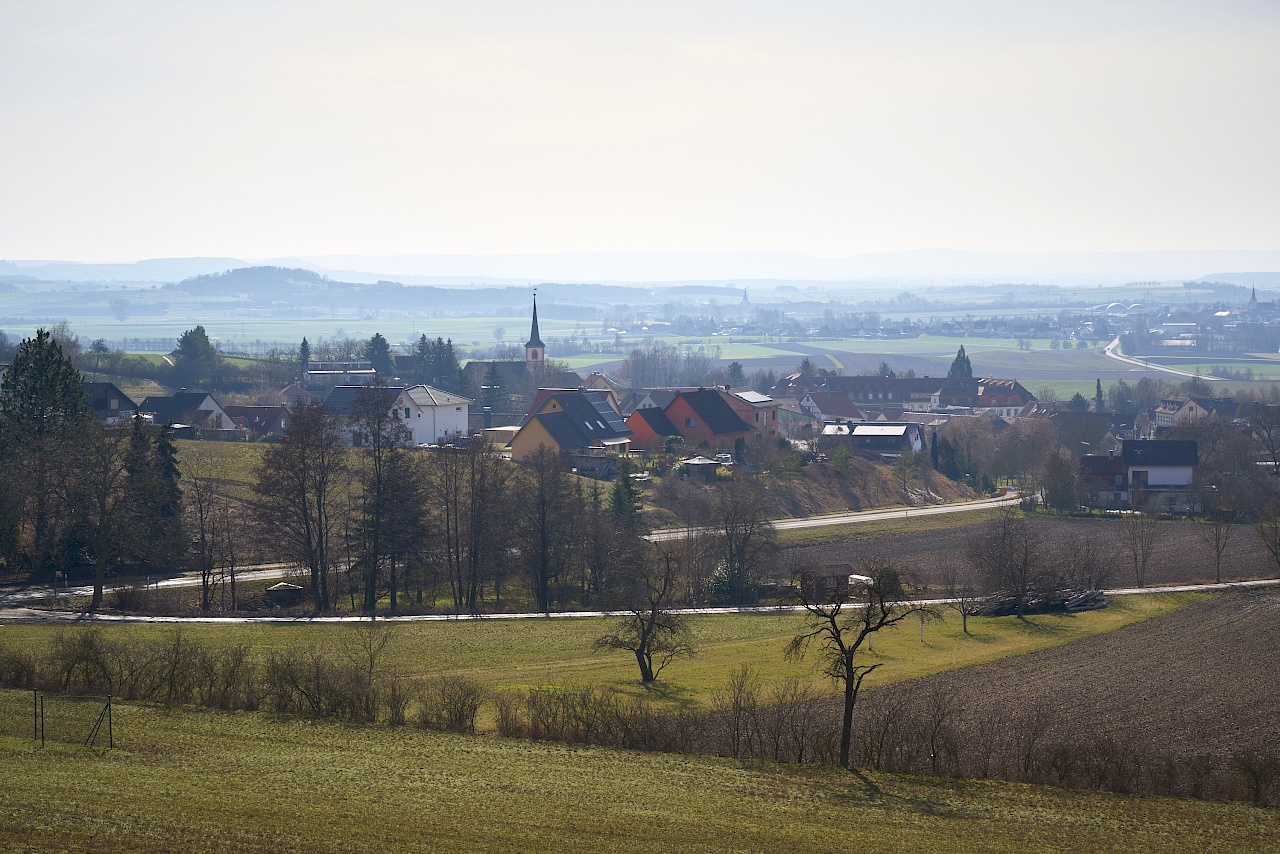 Blick auf Eichelsdorf am Fuße der Haßberge