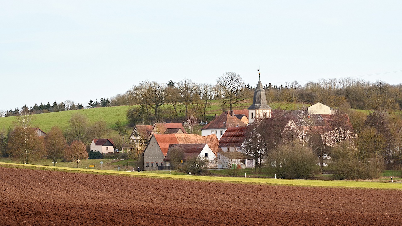 Blick auf Manau am Fuße der Haßberge