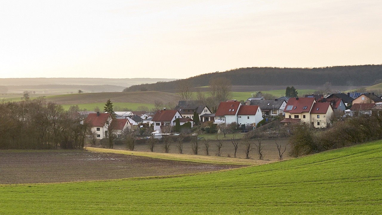 Blick auf Eichelsdorf am Fuße der Haßberge