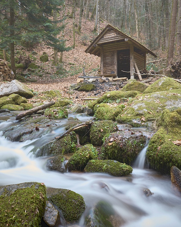 Wanderung in der Hollschlucht - Höllhütte zum Ausruhen und Grillen