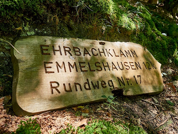 Wegweiser auf der Traumschleife Ehrbachklamm