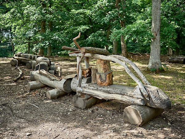 Eine Holzlokomotive eines Waldkindergartens