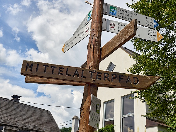 Wegweiser des Mittelalterpfads