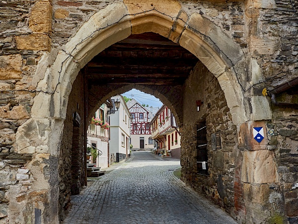 Blick durch den Uhrturm in Herrstein