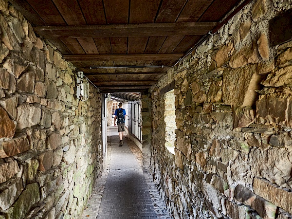 Durch die Passage zum Uhrturm in Herrstein