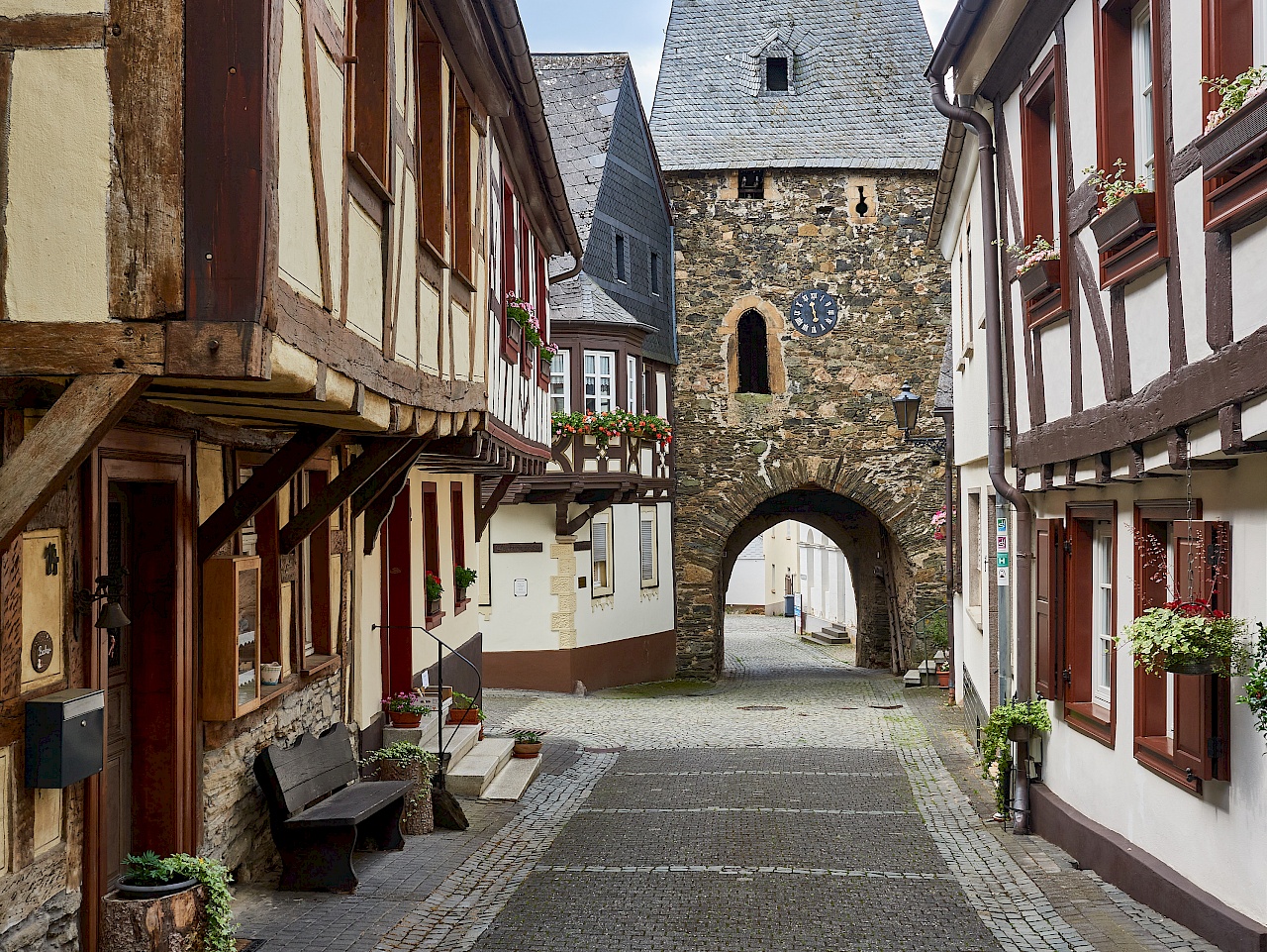 Blick auf den Uhrturm im Herrstein