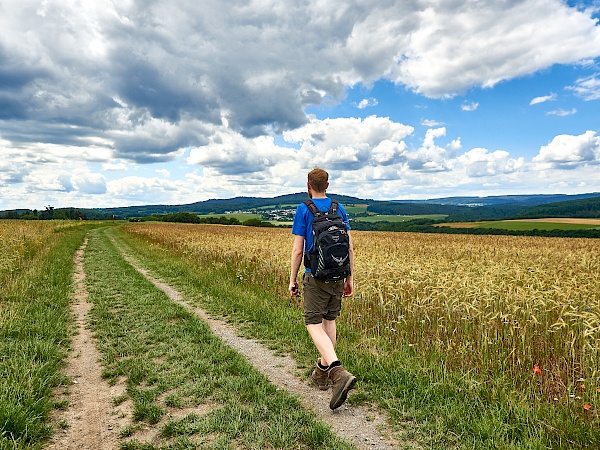 Die Weite der Felder auf der Wanderung genießen