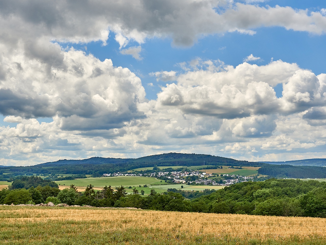 Fantastische Weiten auf dem Mittelalterpfad genießen