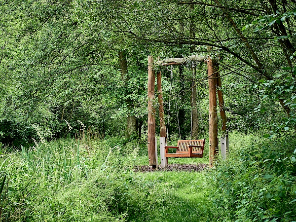 Bankschaukel zur Entspannung am Weiher auf der Hahnenbachtaltour