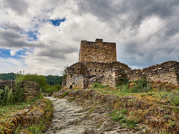 Die Ruine Schmidtburg auf der Hahnenbachtaltour