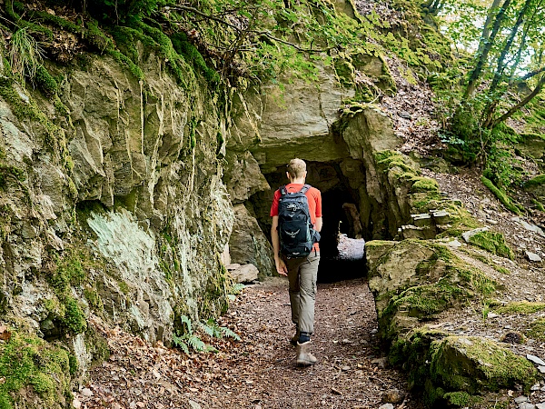 Wir gehen durch Tunnel, die in das Schiefergebirge eingehauen wurden