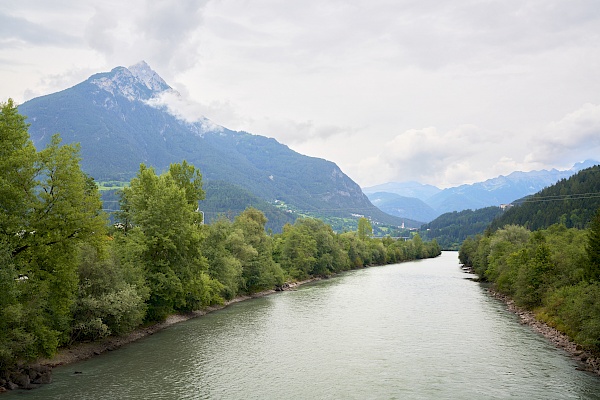 Starkenberger Panoramaweg - über den Inn mit Blick auf den Tschirgant