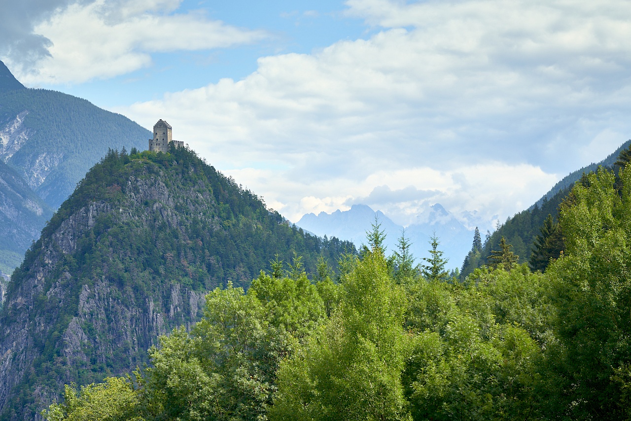 Starkenberger Panoramaweg - Blick auf die Ruine Kronburg