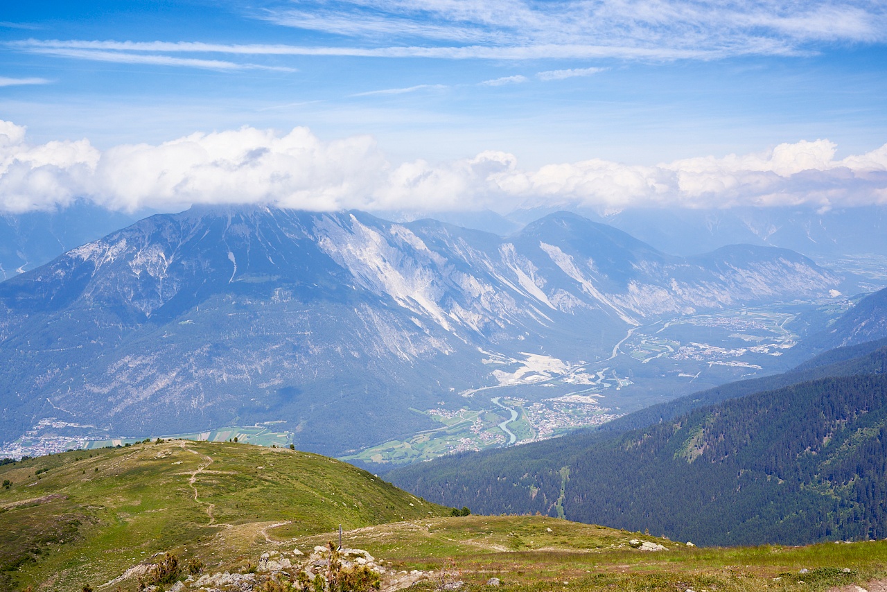 Mit dem Fahrrad um den Tschirgant bei Imst - Blick vom Sechszeiger auf den Tschirgant