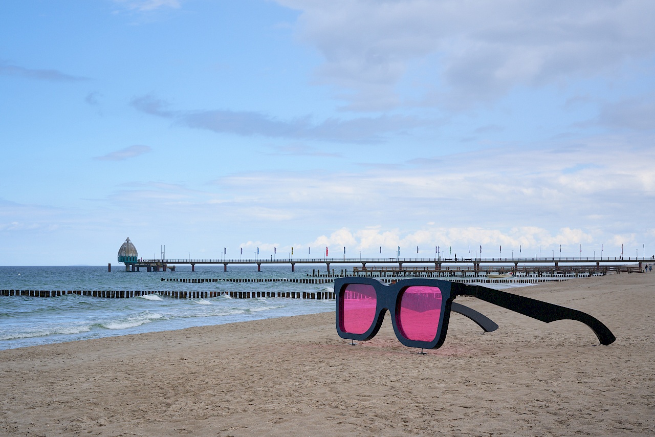 Sonnenbrille und Seebrücke in Zingst