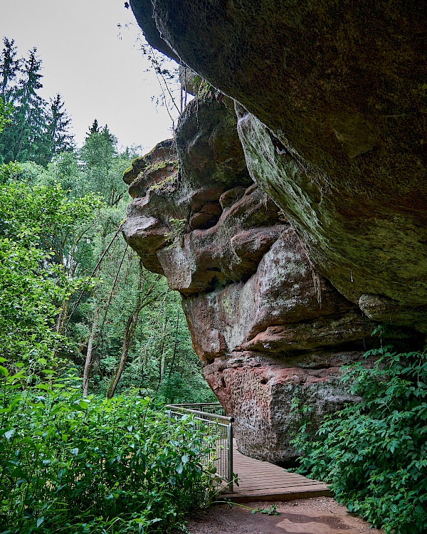 Schmale Holzstege führen an Felswänden in der Schwarzachklamm vorbei