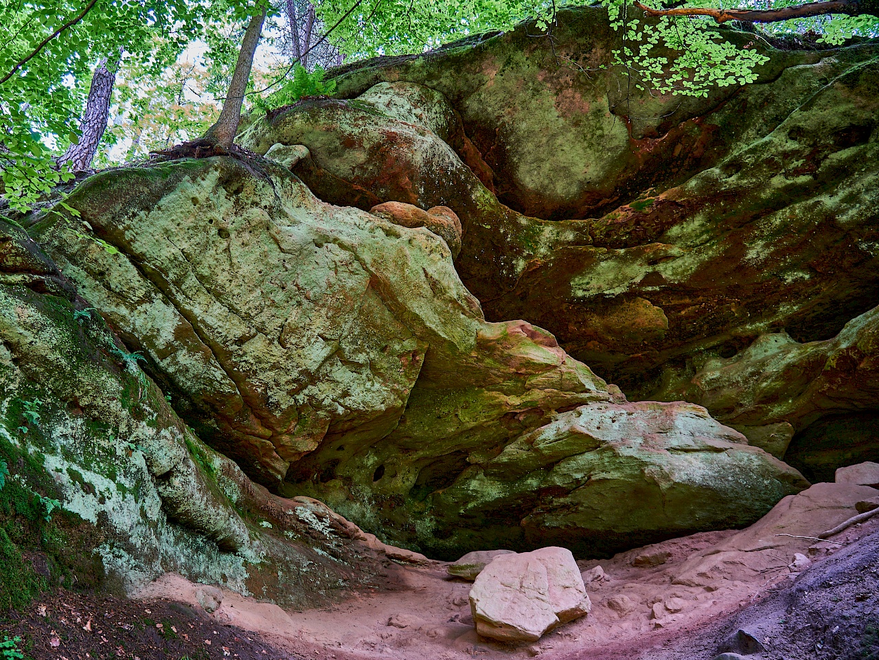 Beeindruckende Felsen in der Schwarzachklamm