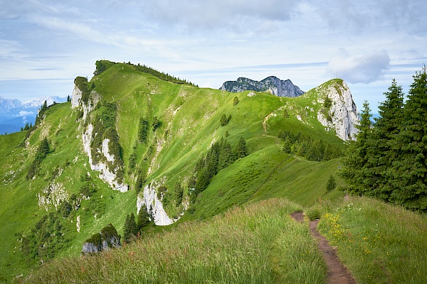 Blick auf den Latschenkopf inks und vorderen Kirchstein