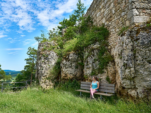 Wanderpause auf der Burgruine Lichtenegg