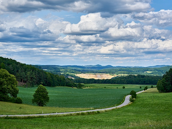 Blick auf die Hartmannshofer Steinbrüchen in der Ferne