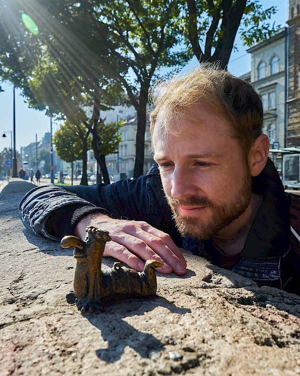 Mini-Skulptur eines Wurms in Budapest