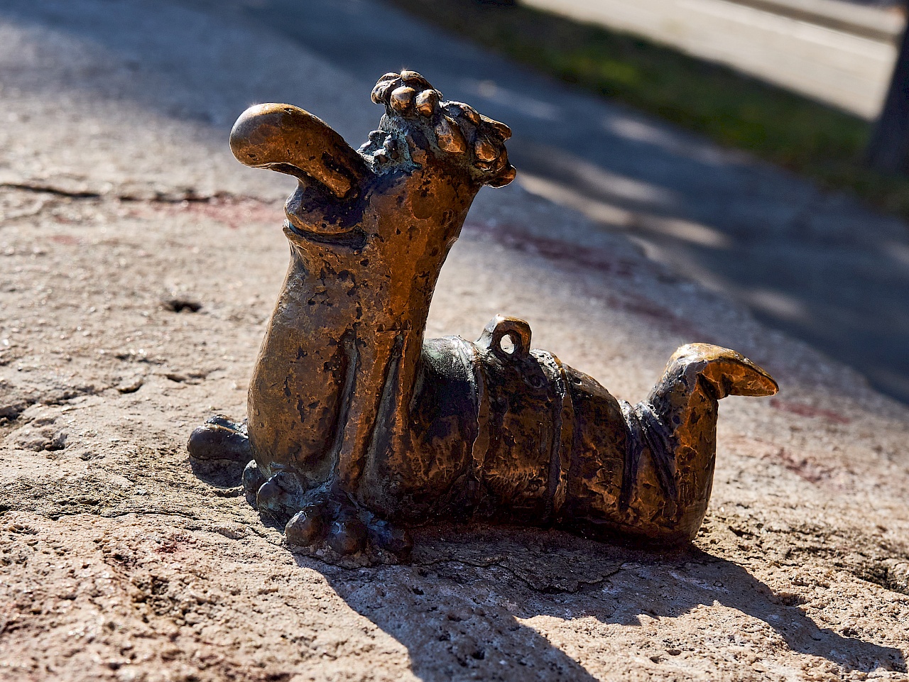 Mini-Skulptur eines Wurms in Budapest